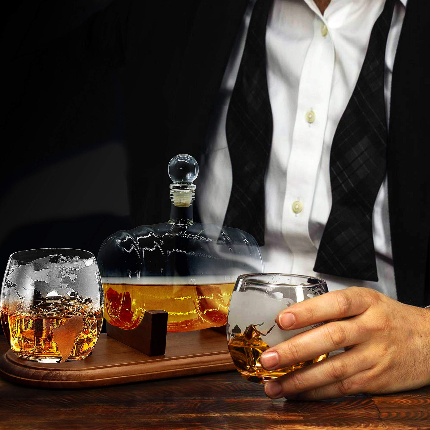 NutriChef Glass Whiskey Decanter - 750ml Barrel Whiskey Carafe Alcohol Decanter Set with Glasses, Liquor Decanter w/ Stopper & Base, For Brandy Wine Cognac Rum Gin Scotch Bourbon - NCGDS19