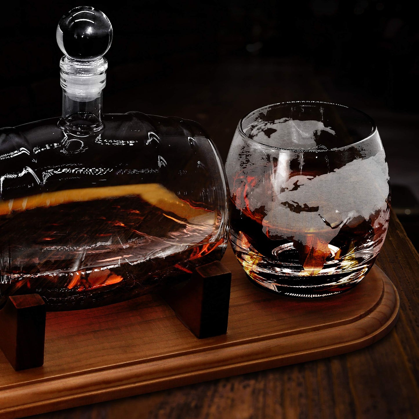 NutriChef Glass Whiskey Decanter - 750ml Barrel Whiskey Carafe Alcohol Decanter Set with Glasses, Liquor Decanter w/ Stopper & Base, For Brandy Wine Cognac Rum Gin Scotch Bourbon - NCGDS19